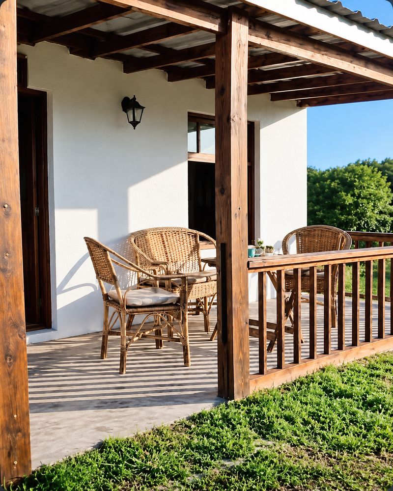 Galería con sillones de mimbre