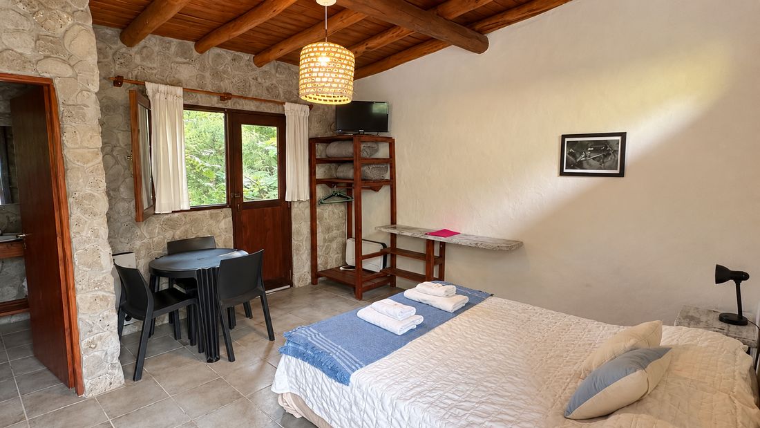 Habitación con cama matrimonial